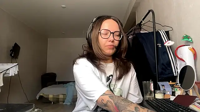 Snapshot of KerriMcbreen chatting on 11.28.25 KerriMcbreen online show from 11.28.25