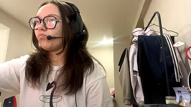 Snapshot of KerriMcbreen chatting on 11.29.25 KerriMcbreen online show from 11.29.25