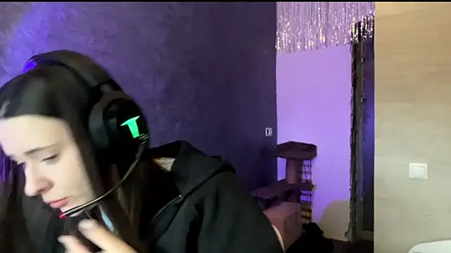 Snapshot of AngeliqueSulima chatting on 12.14.25 AngeliqueSulima online show from 12.14.25