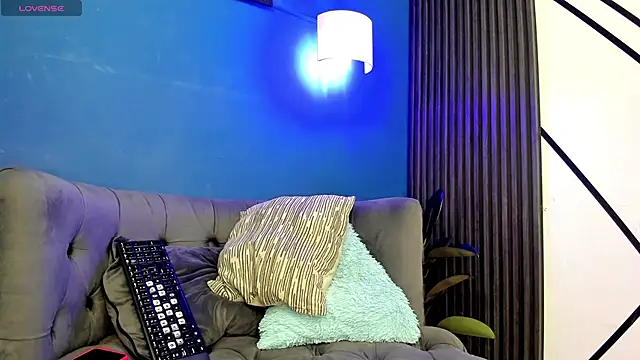 Snapshot of Sky_Rivers chatting on 11.30.25 Sky Rivers online show from 11.30.25