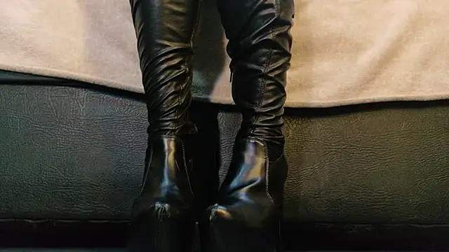 MilaDeRoux online show from 02.11.26