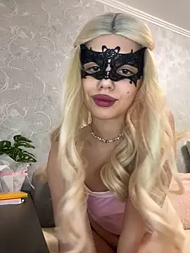 Snapshot of s4rah chatting on 12.14.25 s4rah online show from 12.14.25