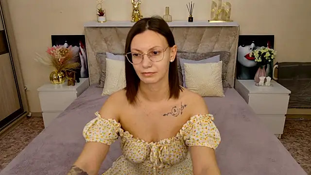 Snapshot of EstherPeachX chatting on 12.14.25 EstherPeachX online show from 12.14.25