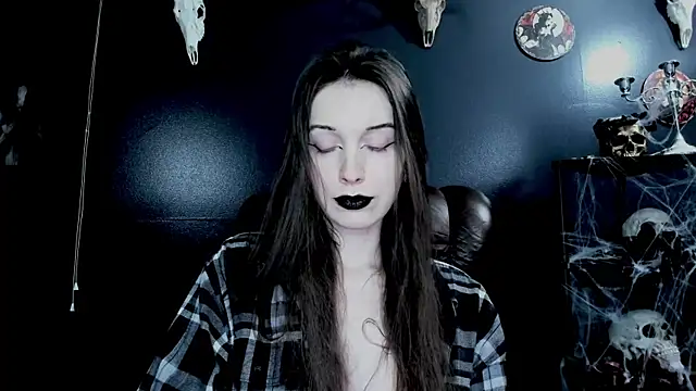 Snapshot of MistressNightmare chatting on 12.15.25 MistressNightmare online show from 12.15.25