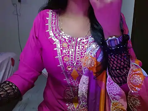 Snapshot of Khushiii_ chatting on 12.15.25 Khushiii online show from 12.15.25