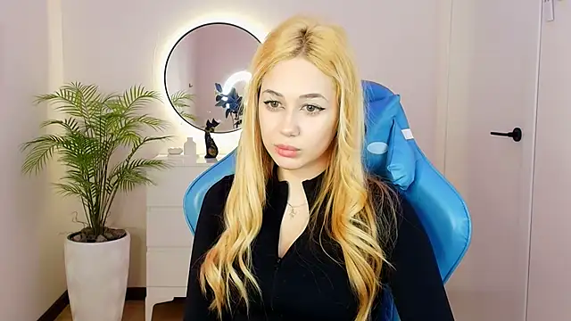 Snapshot of _K1sa_ chatting on 12.02.25 K1sa online show from 12.02.25