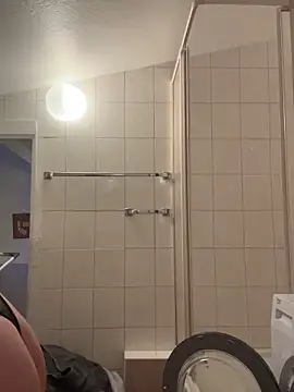 Snapshot of YoungJoyce chatting on 12.04.25 YoungJoyce online show from 12.04.25