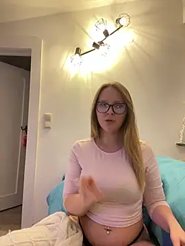 Snapshot of YoungJoyce chatting on 12.16.25 YoungJoyce online show from 12.16.25