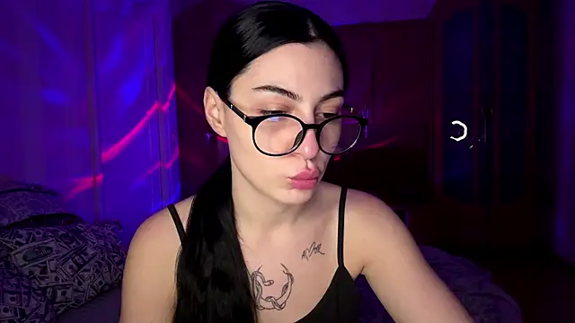 Snapshot of Radiant_Luna chatting on 12.16.25 Radiant Luna online show from 12.16.25