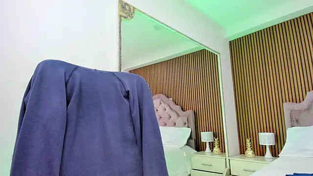 Cherrybombs  online show from 04.12.26