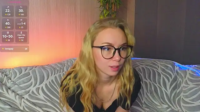 Snapshot of lunaaure chatting on 12.16.25 lunaaure online show from 12.16.25