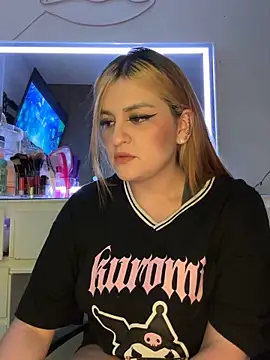 Snapshot of kira_velour chatting on 12.16.25 kira velour online show from 12.16.25