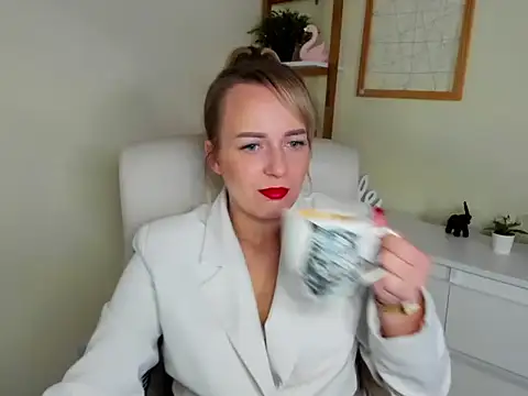 Snapshot of Karenblond chatting on 12.03.25 Karenblond online show from 12.03.25