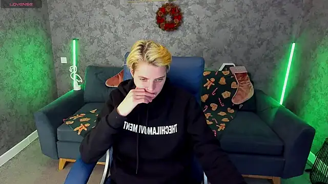 Snapshot of RoxyFlamee chatting on 12.16.25 RoxyFlamee online show from 12.16.25