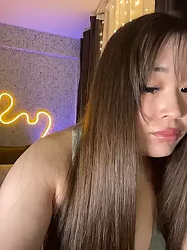 Snapshot of MonamiOnizuka chatting on 12.14.25 MonamiOnizuka online show from 12.14.25