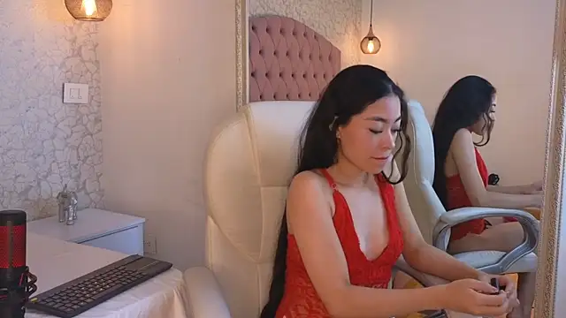 Snapshot of viiolet_whitee chatting on 12.15.25 viiolet whitee online show from 12.15.25