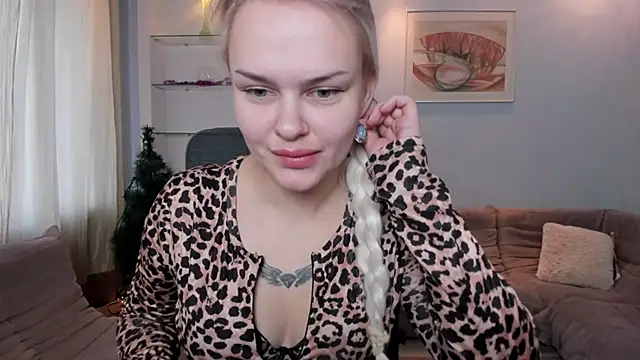 Snapshot of KamillaJei chatting on 12.05.25 KamillaJei online show from 12.05.25