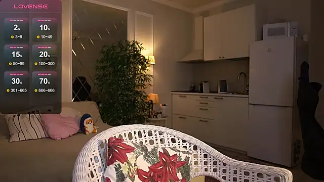 Snapshot of lunaice__ chatting on 12.04.25 lunaice online show from 12.04.25