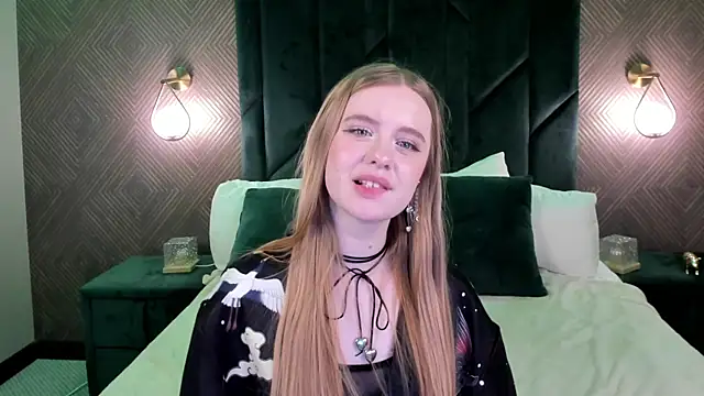 Snapshot of Victori_Fox chatting on 12.05.25 Victori Fox online show from 12.05.25