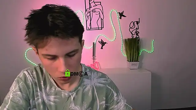 Snapshot of leo_valor chatting on 12.17.25 leo valor online show from 12.17.25