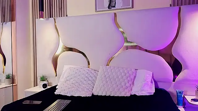 Snapshot of HannyJones chatting on 12.16.25 HannyJones online show from 12.16.25