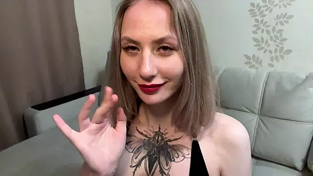 Snapshot of _Dori chatting on 12.13.25 Dori online show from 12.13.25