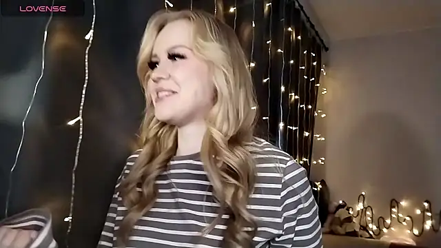 Snapshot of LunaPeony chatting on 12.16.25 LunaPeony online show from 12.16.25