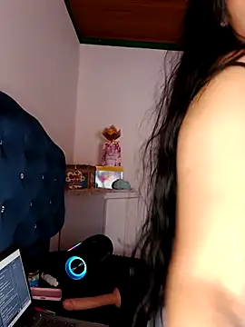 Snapshot of MisNicol chatting on 12.04.25 MisNicol online show from 12.04.25