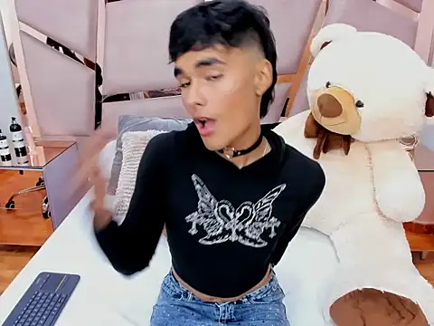 Snapshot of LittleNito chatting on 12.05.25 LittleNito online show from 12.05.25