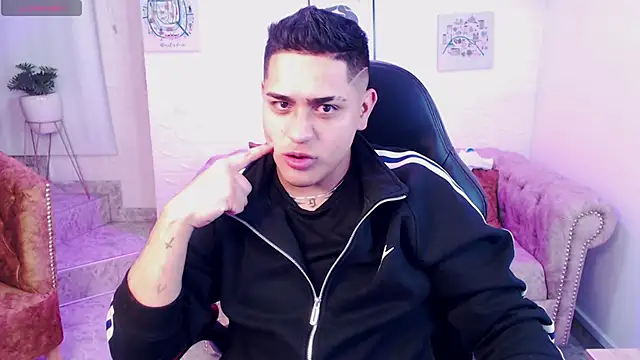 Snapshot of aroon_12 chatting on 12.15.25 aroon 12 online show from 12.15.25