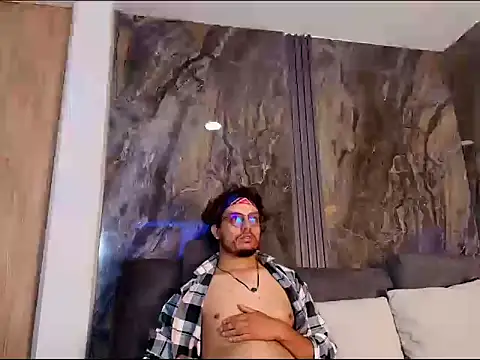 Snapshot of EnzoDarkwood chatting on 12.02.25 EnzoDarkwood online show from 12.02.25