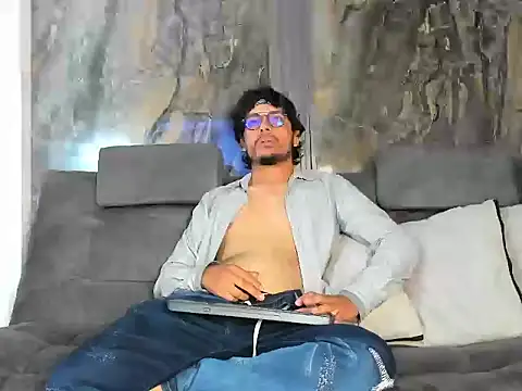 Snapshot of EnzoDarkwood chatting on 12.04.25 EnzoDarkwood online show from 12.04.25