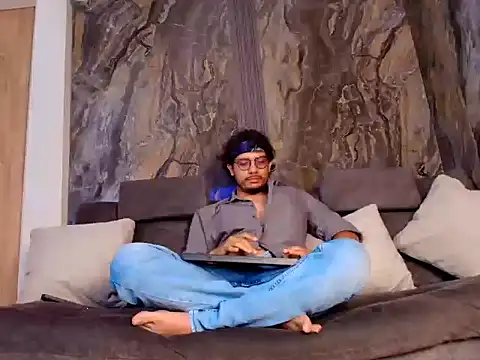 Snapshot of EnzoDarkwood chatting on 12.05.25 EnzoDarkwood online show from 12.05.25