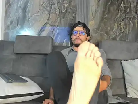 Snapshot of EnzoDarkwood chatting on 12.15.25 EnzoDarkwood online show from 12.15.25