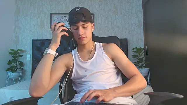 Snapshot of Lander_Cruz chatting on 12.14.25 Lander Cruz online show from 12.14.25