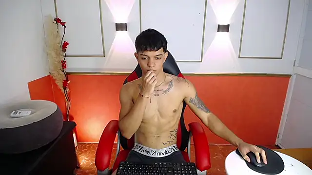 Snapshot of noah_cole_ chatting on 12.02.25 noah cole online show from 12.02.25