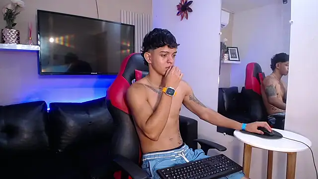 Snapshot of noah_cole_ chatting on 12.19.25 noah cole online show from 12.19.25