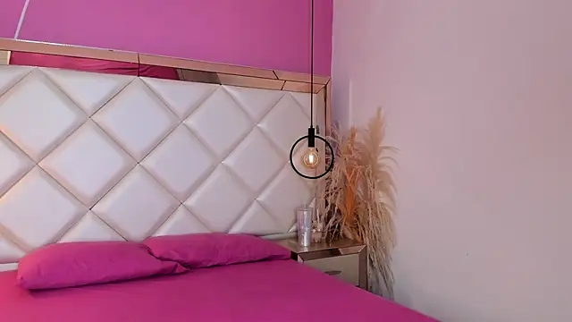 Snapshot of KeylaDolse chatting on 12.16.25 KeylaDolse online show from 12.16.25