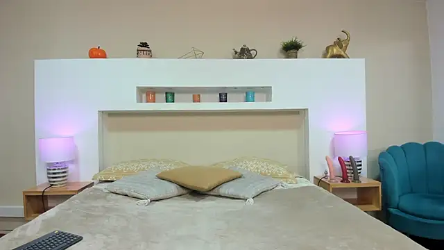 Snapshot of AnikaRomanoff_ chatting on 12.03.25 AnikaRomanoff online show from 12.03.25