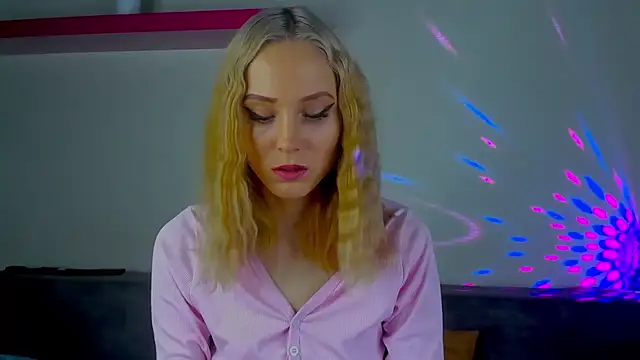 Gina Gina love online show from 12.22.25