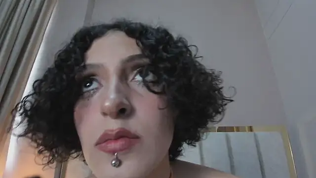 Snapshot of LyraVendrell chatting on 04.30.26 LyraVendrell online show from 04.30.26