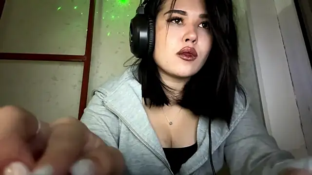 Snapshot of Lolamein chatting on 12.15.25 Lolamein online show from 12.15.25