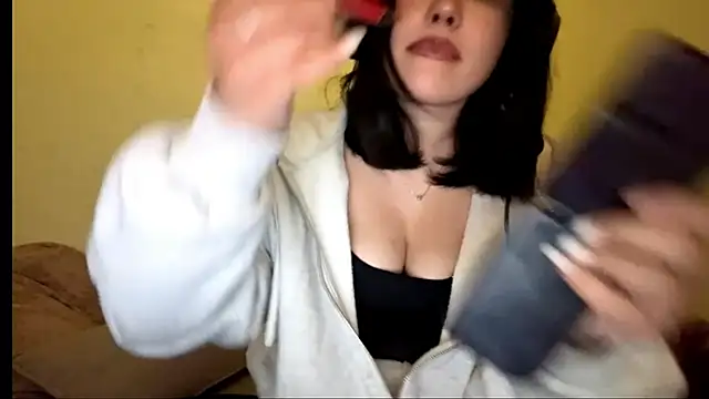 Snapshot of Lolamein chatting on 12.16.25 Lolamein online show from 12.16.25