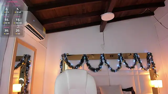 Snapshot of Zoei_Moon chatting on 12.13.25 Zoei Moon online show from 12.13.25