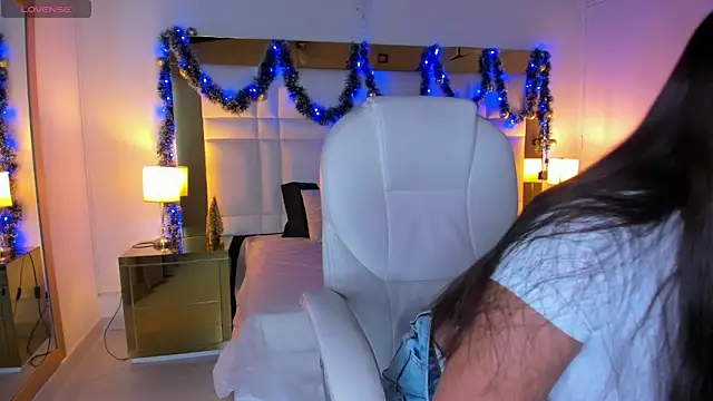 Snapshot of Zoei_Moon chatting on 12.16.25 Zoei Moon online show from 12.16.25