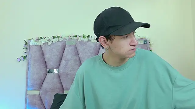 Snapshot of iris_and_damian chatting on 02.13.26 iris and damian online show from 02.13.26