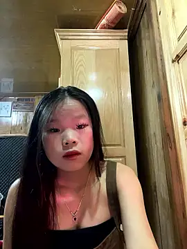 Snapshot of Heni-a chatting on 12.04.25 Heni-a online show from 12.04.25