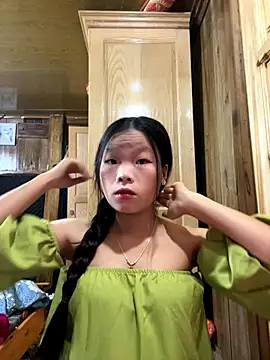 Snapshot of Heni-a chatting on 12.17.25 Heni-a online show from 12.17.25