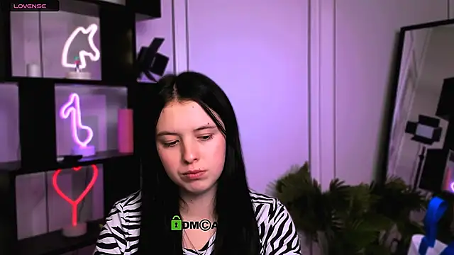 Snapshot of diara_ti chatting on 12.16.25 diara ti online show from 12.16.25