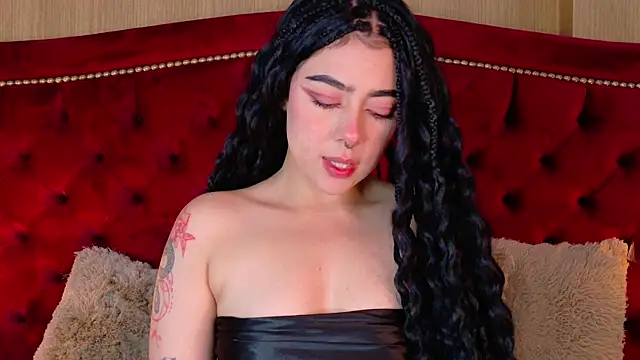 Snapshot of TaniaRedd_ chatting on 12.14.25 TaniaRedd online show from 12.14.25